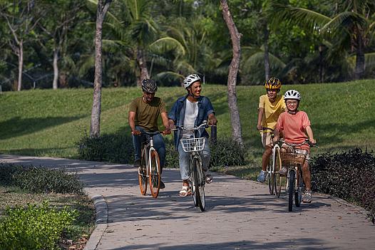 full-shot-family-cycling-outdoors (1)